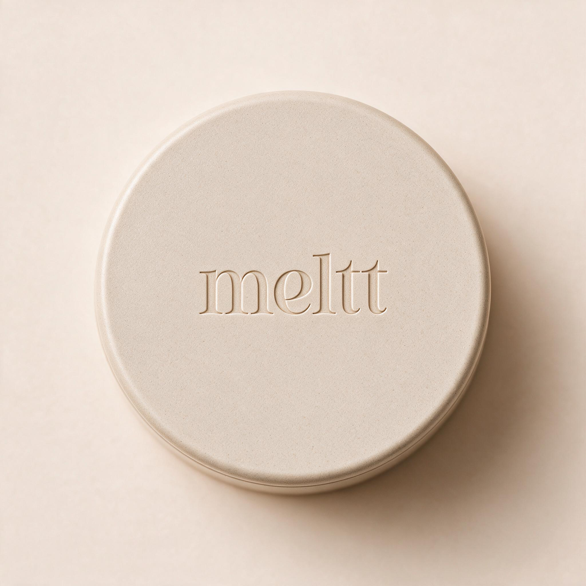 meltt 공식 로고 음각과 케이스 재질을 가까이 보여주는 제품 디테일